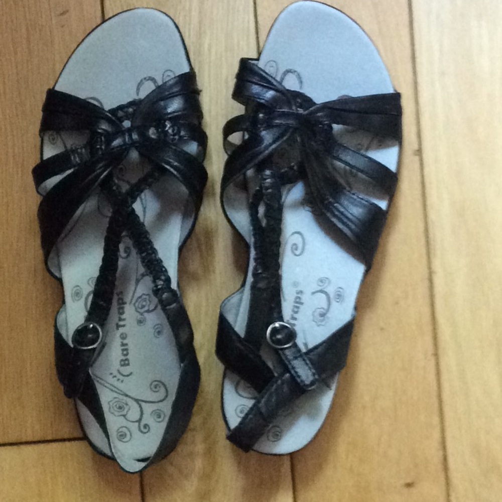 Nearly new Bare Traps black sandals size 8